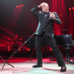 Billy Joel Kehilangan Keseimbangan dan Jatuh Saat Konser