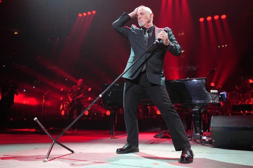 Billy Joel Kehilangan Keseimbangan dan Jatuh Saat Konser