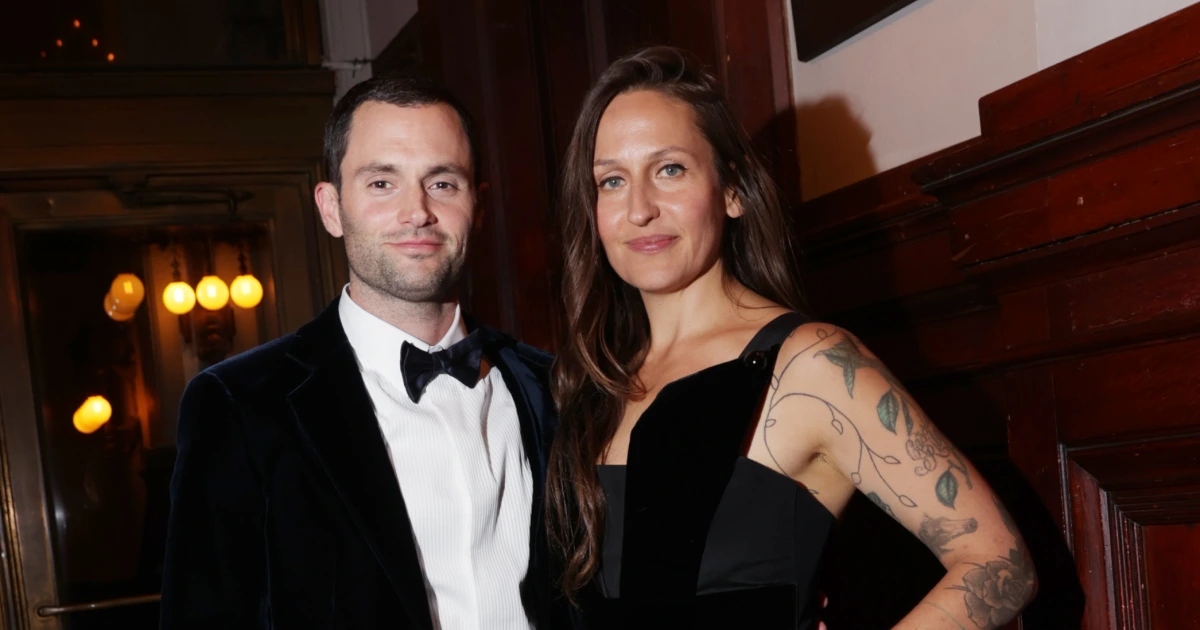 Istri Penn Badgley, Domino Kirke Hamil, Akan Memiliki Anak Kembar: ‘Bicara Tentang Plot Twist’